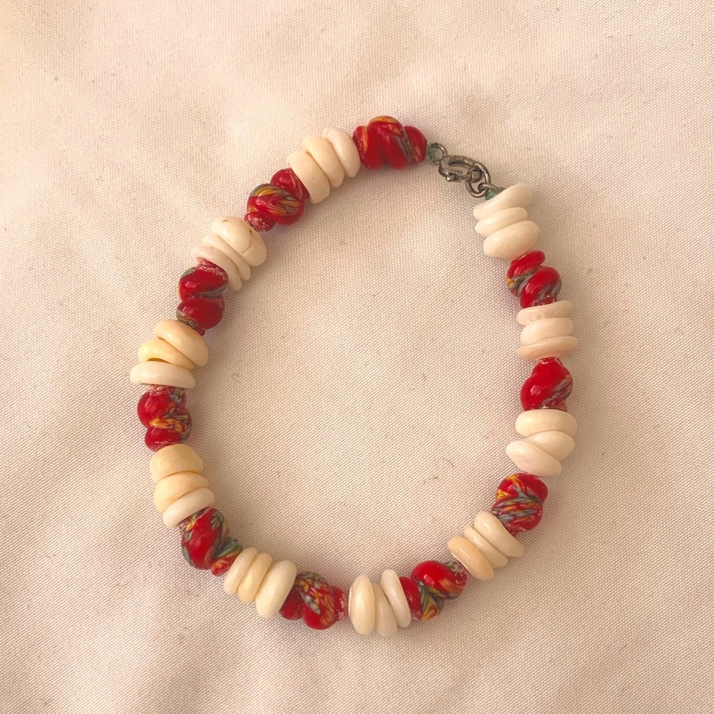 Vintage Women's Hawaiian White Puka Shell Red 7" Beaded Bracelet